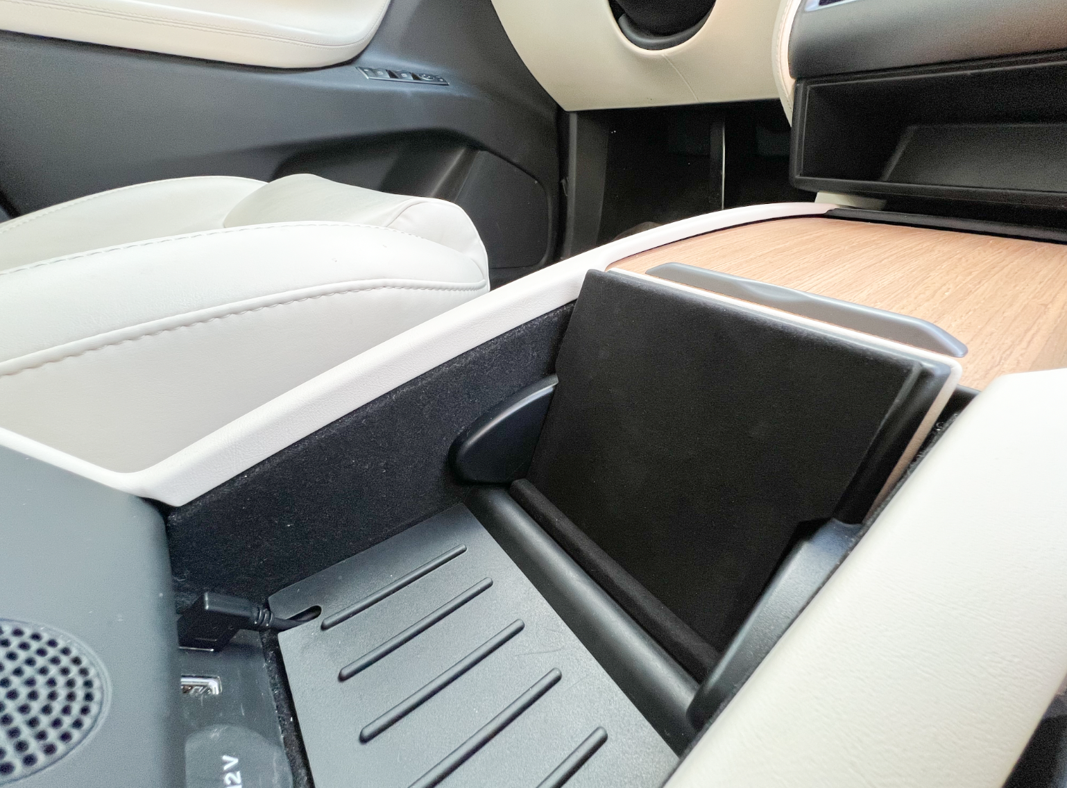 GREENMISSION Wireless Phone Charger: A Perfect Match for Your Tesla!